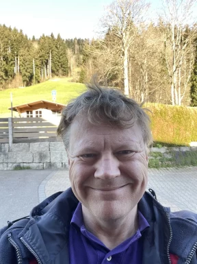 <span>Thomas, 57</span>&nbsp;<span style='width: 25px; height: 16px; float: right; background-image: url(/bitmaps/flags_small/DE.PNG)'>&nbsp;</span><br><span>Krumbach, Alemanha</span>&nbsp;<input type='button' class='joinbtn' style='float: right' value='JOIN NOW' />