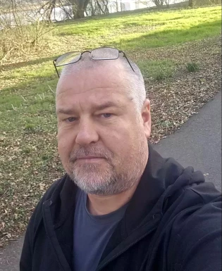 <span>Adam , 51</span>&nbsp;<span style='width: 25px; height: 16px; float: right; background-image: url(/bitmaps/flags_small/DE.PNG)'>&nbsp;</span><br><span>Frankfurt A, Alemanha</span>&nbsp;<input type='button' class='joinbtn' style='float: right' value='JOIN NOW' />