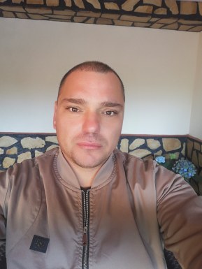 <span>Vladimir, 39</span>&nbsp;<span style='width: 25px; height: 16px; float: right; background-image: url(/bitmaps/flags_small/BG.PNG)'>&nbsp;</span><br><span>Plovdiv, Bulgarien</span>&nbsp;<input type='button' class='joinbtn' style='float: right' value='JOIN NOW' />